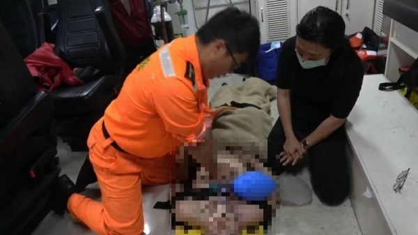 å©¦äººæ­è¹æéï¼è¡çæè­·å£«åæµ·å·¡éå¡è¼ªæµé²è¡æ¶æãï¼æ¾æ¹æµ·å·¡éæä¾ï¼