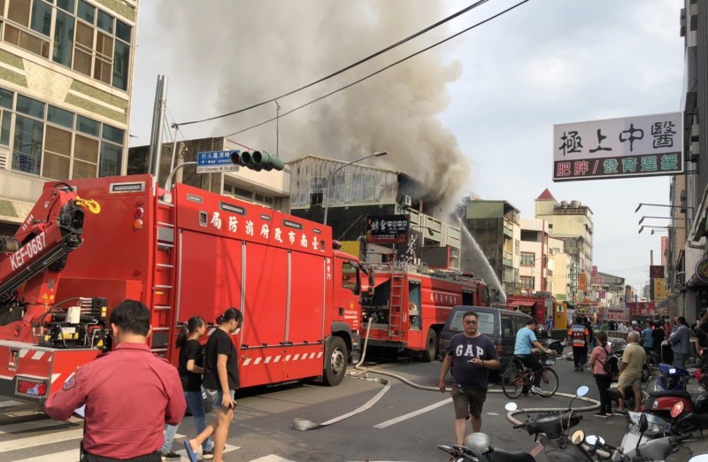 消防車到場灌救。（記者楊金城翻攝）