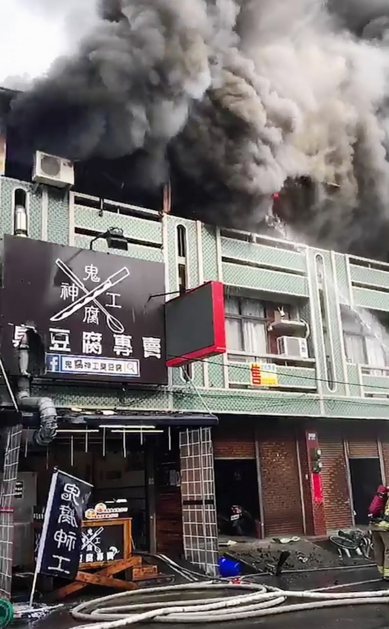 頂樓延燒冒煙。（記者楊金城翻攝）