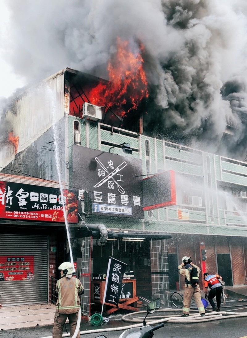 頂樓竄出火煙。（記者楊金城翻攝）