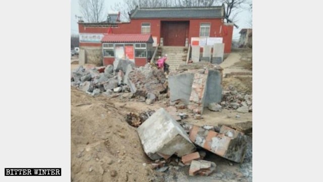 北鞏莊寺廟香爐被砸毀。（圖擷取自《寒冬》雜誌）