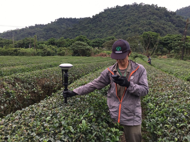 無人機利用GPS導引，農民完成設定後，僅需在旁監控噴灌狀況。（游正福提供）