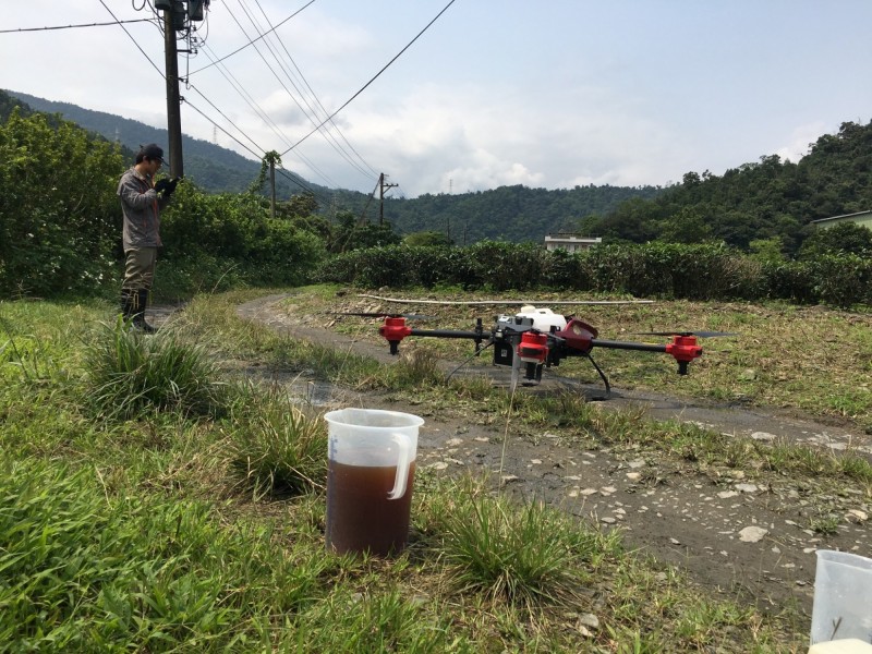 無人機利用GPS導引，農民完成設定後，僅需在旁監控噴灌狀況。（游正福提供）