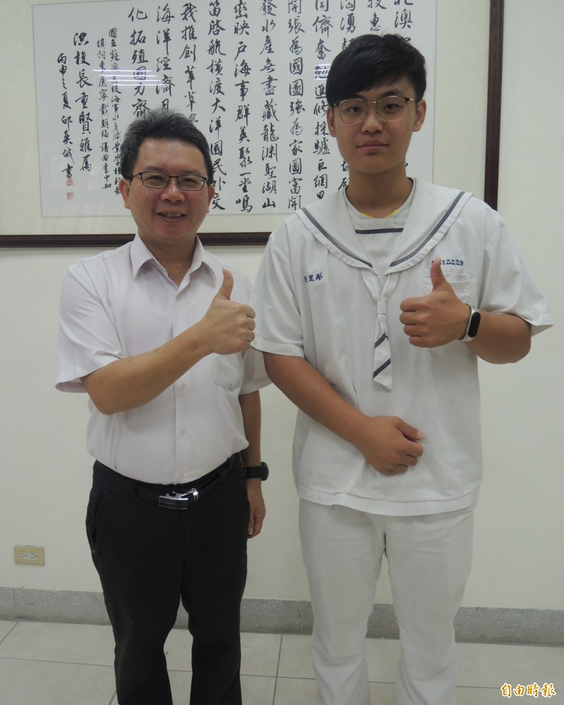 劉昱彤(右)的勵志故事,讓蘇海校長洪重賢(左)津津樂道。(記者江志雄攝) 劉昱彤(右)的勵志故事,讓蘇海校長洪重賢(左)津津樂道。(記者江志雄攝)