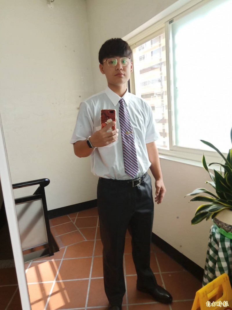 劉昱彤假日工讀時穿著襯衫打領帶,顯得相當帥氣。(圖由劉昱彤提供) 劉昱彤假日工讀時穿著襯衫打領帶,顯得相當帥氣。(圖由劉昱彤提供)
