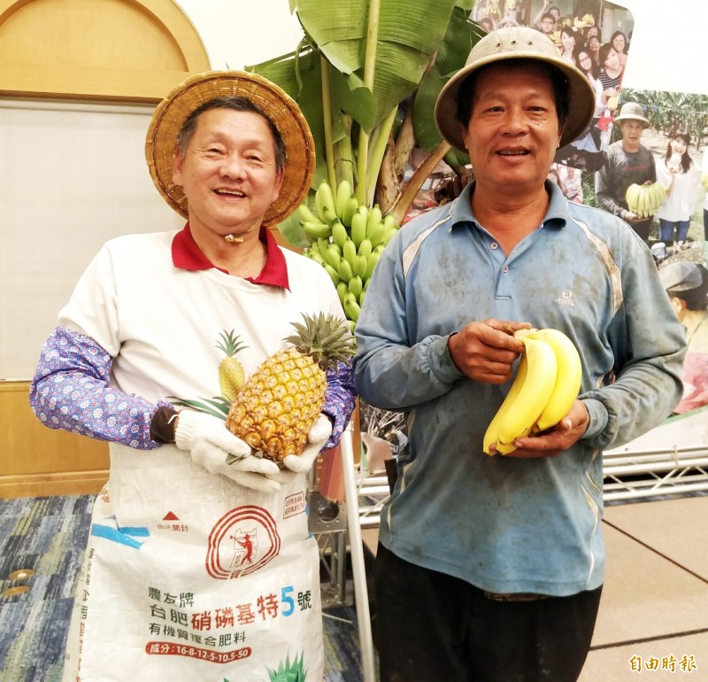 鳳梨達人謝坤淞（左）、香蕉達人張宏士挑大樑搶客。（記者陳文嬋攝）