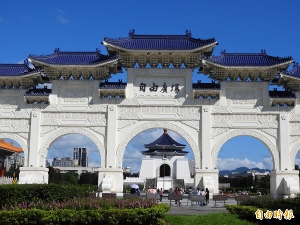 行政院促轉會代主委楊翠今日接受廣播專訪,她談及中正紀念堂轉型議題時表示,該案已送至行政院,文化部提出兩大轉型方案,政院未來將召集各部會溝通討論,再決定是要往「自由園區」,或「公家機關場域」方向轉型。(資料照,記者陳鈺馥攝) 行政院促轉會代主委楊翠今日接受廣播專訪,她談及中正紀念堂轉型議題時表示,該案已送至行政院,文化部提出兩大轉型方案,政院未來將召集各部會溝通討論,再決定是要往「自由園區」,或「公家機關場域」方向轉型。(資料照,記者陳鈺馥攝)