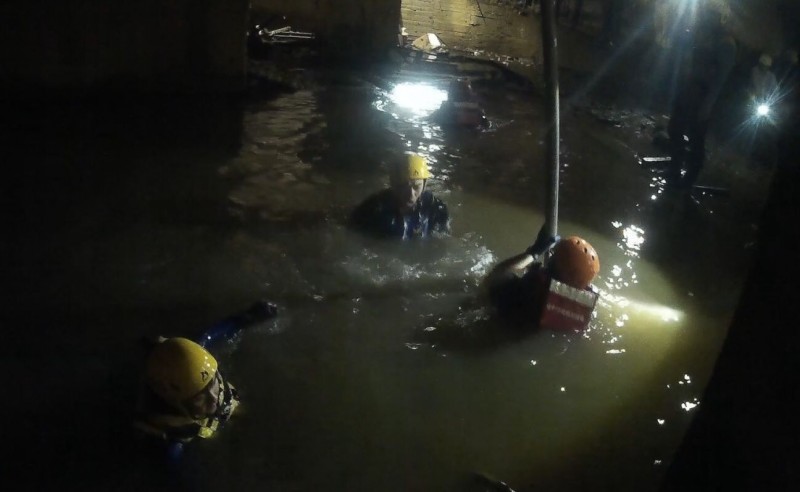 å¤§éåä¸­èåå®éå»ºå·¥å°å°ä¸2æ¨ï¼ä»å¤©ä¸åé©å³å¥³æ¸æ½å·¥ä¸æè½æ°´ï¼æ¶é²äººå¡èæ½æ°´è£åä¸æ°´ææãï¼è¨èé³å»ºå¿ç¿»æï¼