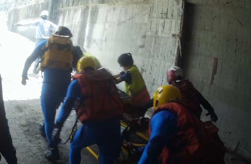å¤§éåä¸­èåå®éå»ºå·¥å°å°ä¸2æ¨ï¼ä»å¤©ä¸åé©å³å¥³æ¸æ½å·¥ä¸æè½æ°´ï¼æ¶é²äººå¡ç·æ¥å°å·²ç¡å¼å¸å¿è·³çå¥³æ¸æ½å·¥éé«ãï¼è¨èé³å»ºå¿ç¿»æï¼