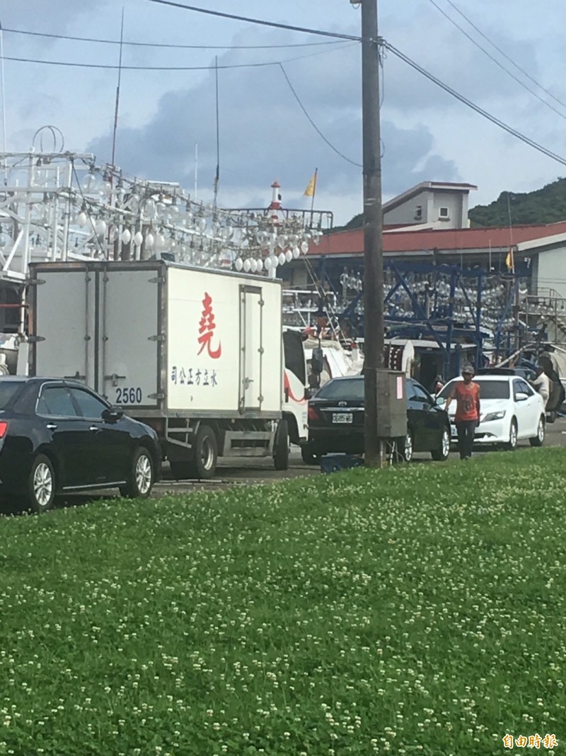 北區製冰廠羅姓老闆疑與股東糾紛,將3.5噸貨車以倒車方式駛入海中。(記者林嘉東攝) 北區製冰廠羅姓老闆疑與股東糾紛,將3.5噸貨車以倒車方式駛入海中。(記者林嘉東攝)