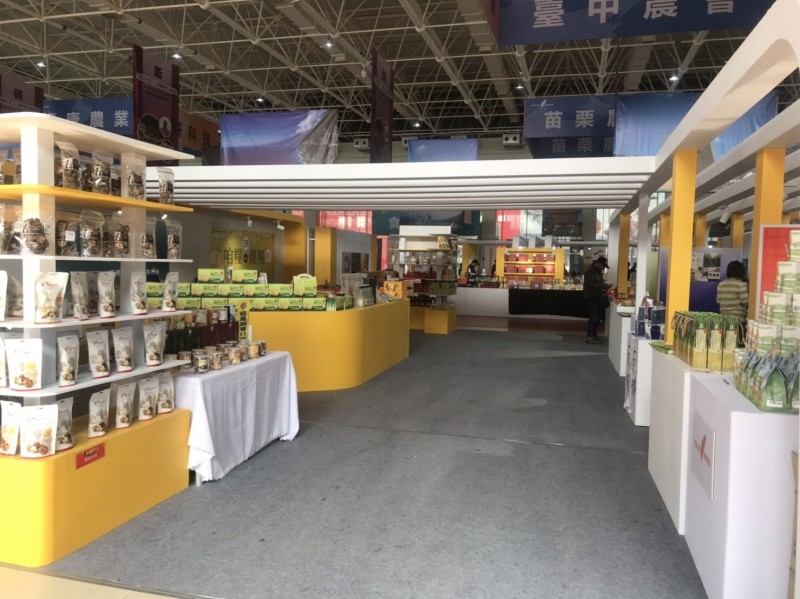 台中市農友至中國東山參加國際蔬果科技博覽會，販售台中市的農特產品，抱怨幾乎沒有什麼人潮及買氣。（農友提供）