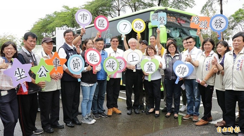 嘉義市長黃敏惠今天宣佈「市區7路」公車路線,新增停靠站。(記者丁偉杰攝) 嘉義市長黃敏惠今天宣佈「市區7路」公車路線,新增停靠站。(記者丁偉杰攝)