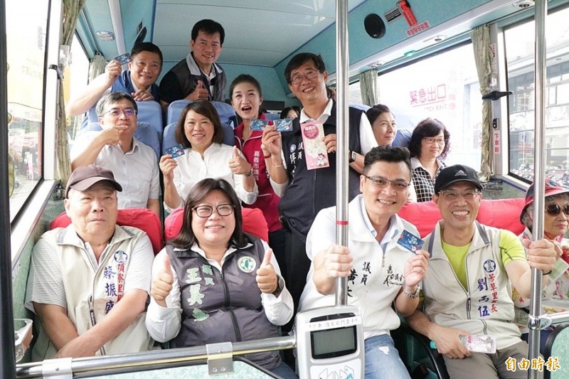 嘉義市長黃敏惠及多位市議員搭乘「市區7路」公車。(記者丁偉杰攝) 嘉義市長黃敏惠及多位市議員搭乘「市區7路」公車。(記者丁偉杰攝)
