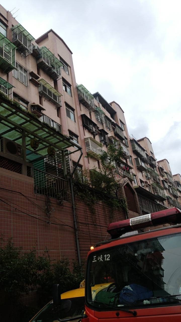 新北市三峽今天下午一處民宅5樓驚傳氣爆，李姓男子被發現遭倒塌的牆壁壓住，消防人員到場，在震倒如瓦礫堆中找出意識模糊的李男，確切氣爆原因仍待調查。（記者吳仁捷翻攝）