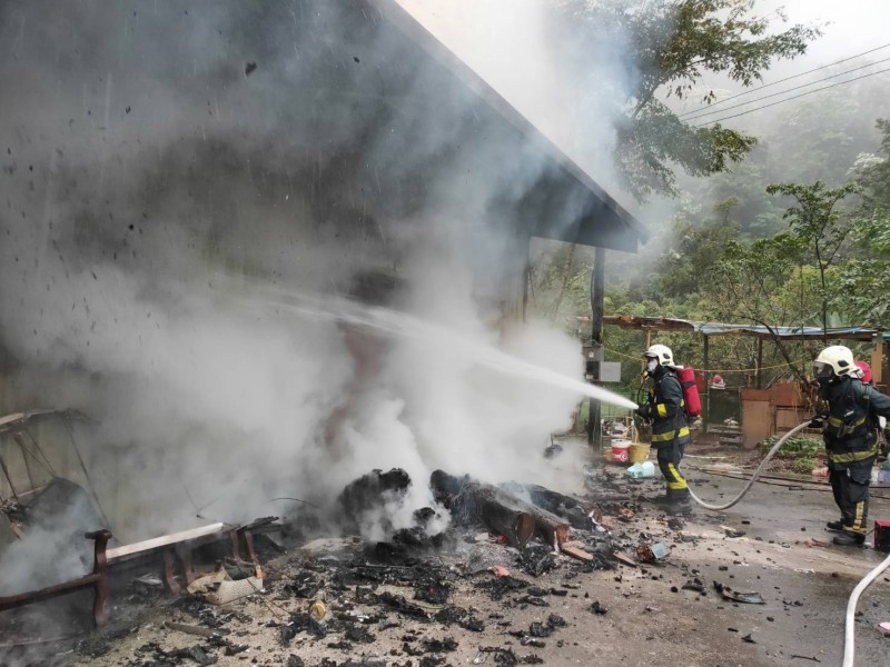 新竹縣北埔冷泉旁一間堆放雜物的鐵皮屋今天下午發生火警，消防隊員到場後迅速撲滅火勢。（圖由新竹縣政府消防局提供）