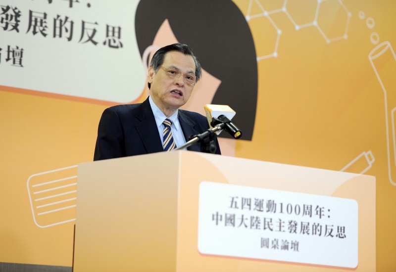 陸委會主委陳明通今天出席「五四運動100周年」圓桌論壇,他致詞時表示,五四精神在中國大陸已不復存在。他並強調,迥異於百年前向外引進西方思潮,今日中共對外輸出強國強軍的「中國模式」,已引發相關國家的憂慮和警覺會矛盾與治理問題。(陸委會提供) 陸委會主委陳明通今天出席「五四運動100周年」圓桌論壇,他致詞時表示,五四精神在中國大陸已不復存在。他並強調,迥異於百年前向外引進西方思潮,今日中共對外輸出強國強軍的「中國模式」,已引發相關國家的憂慮和警覺會矛盾與治理問題。(陸委會提供)