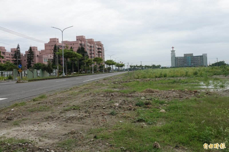 鹿港打鐵厝產業園區預定地是台糖土地，南側基地最近剛拆鐵皮圍籬，對面就是富麗大鎮勞工住宅。（記者劉曉欣攝）