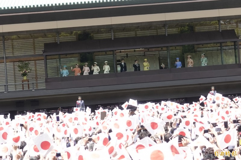 日本民眾揮舞國旗慶賀新天皇即位。（記者林翠儀攝）