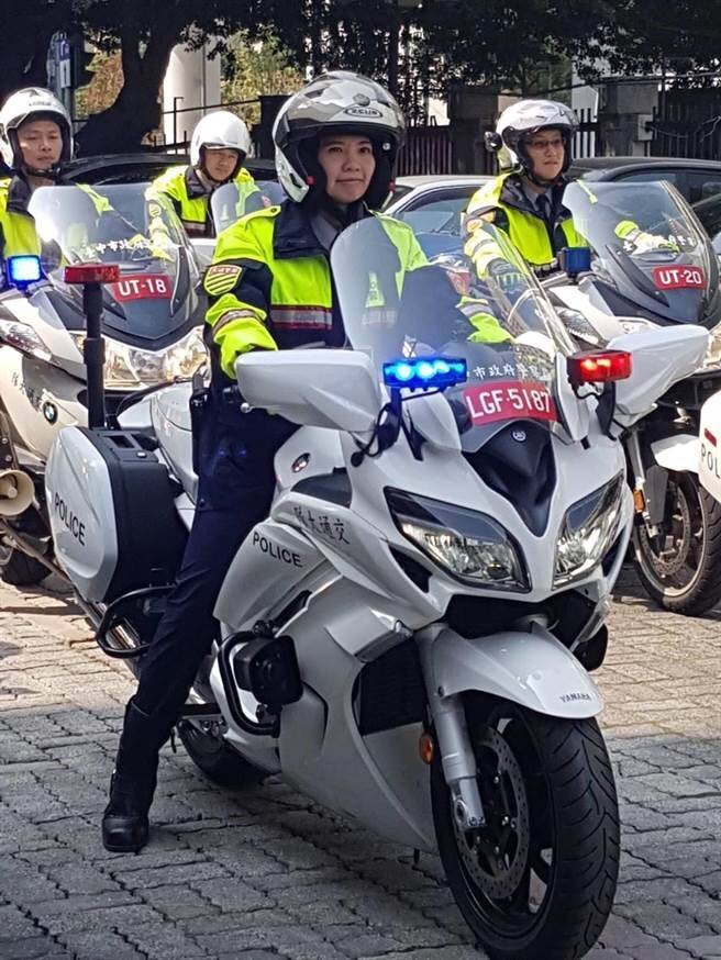 台中市交大首位騎大重機執勤的女騎警莊靜宜，英氣逼人。（記者許國楨翻攝）