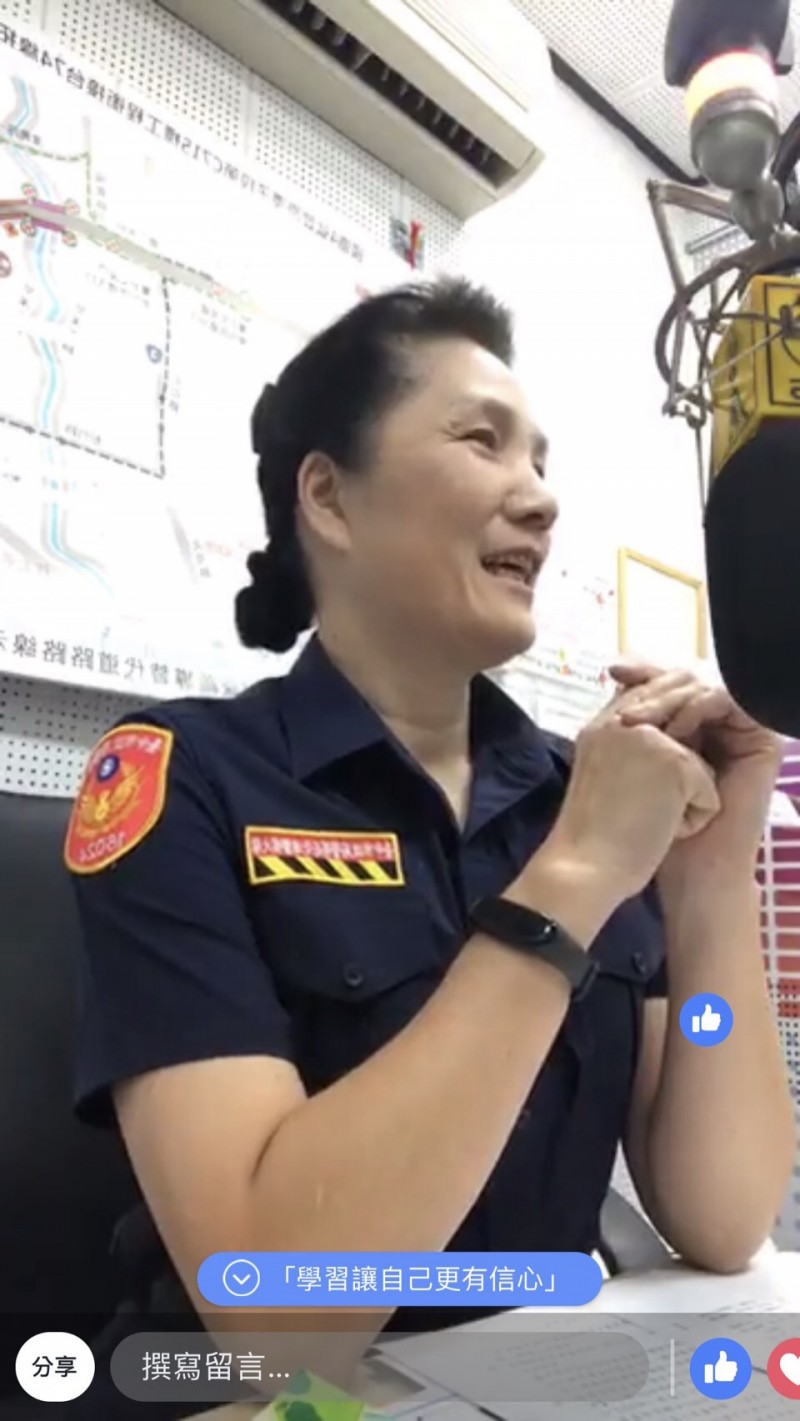 也是台中市第一代女交警的柯員到電台受訪並開臉書直播與網友互動。（記者許國楨翻攝）