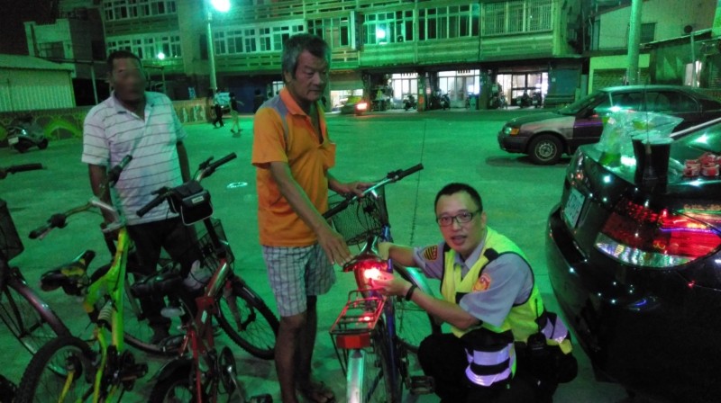 警方為老人家腳踏車安裝閃光警示燈。（記者王俊忠翻攝）