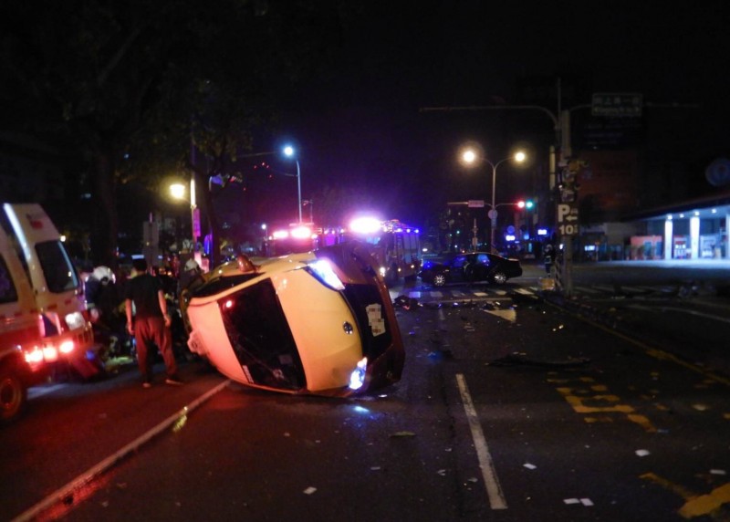 計程車側翻路中，零件散落一地。（記者許國楨翻攝）