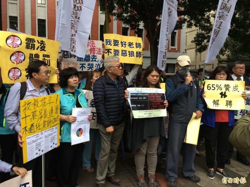 立法院今三讀通過教師法條文修正,針對性侵、身心傷害、教學不力等三類情形,調整教評會組成比例,以及增設縣市層級專審會。家長團體和人本教育基金會均肯定立院此次修法,認為是送給全國媽媽最好的母親節禮物。圖為之前家長團體支持政院版修法,赴教育部前陳抗。(記者林曉雲攝) 立法院今三讀通過教師法條文修正,針對性侵、身心傷害、教學不力等三類情形,調整教評會組成比例,以及增設縣市層級專審會。家長團體和人本教育基金會均肯定立院此次修法,認為是送給全國媽媽最好的母親節禮物。圖為之前家長團體支持政院版修法,赴教育部前陳抗。(記者林曉雲攝)