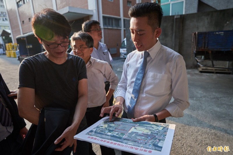 台灣菸酒公司副總也是前新竹市文化局長廖志堅(左)來新竹市,與市長林智堅(白襯衫者)會勘是「市定古蹟」的新竹專賣局(現稱台酒公司新竹營業所),對其建築很讚賞,將努力爭取修復活化,打造成新竹的「松菸」,成為全民共享的開放場域。(記者洪美秀攝) 台灣菸酒公司副總也是前新竹市文化局長廖志堅(左)來新竹市,與市長林智堅(白襯衫者)會勘是「市定古蹟」的新竹專賣局(現稱台酒公司新竹營業所),對其建築很讚賞,將努力爭取修復活化,打造成新竹的「松菸」,成為全民共享的開放場域。(記者洪美秀攝)