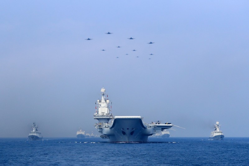 圖為中國「遼寧號」航空母艦四月時率戰機和軍艦，在南海水域進行操演。（路透檔案照）