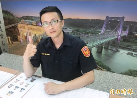 林禮群認真查案，3年記功40餘次、拿800支嘉獎當選全國模範警察。（記者李容萍攝）