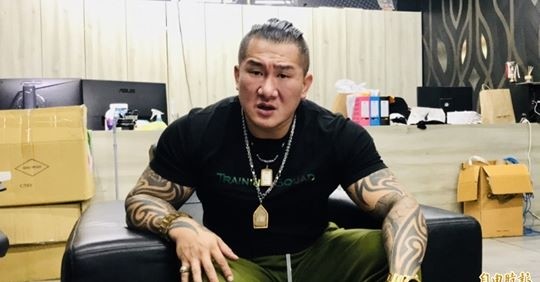 館長陳之漢深夜直播為曾經挺韓公開道歉,網友封真漢子。(記者王榮祥翻攝) 館長陳之漢深夜直播為曾經挺韓公開道歉,網友封真漢子。(記者王榮祥翻攝)