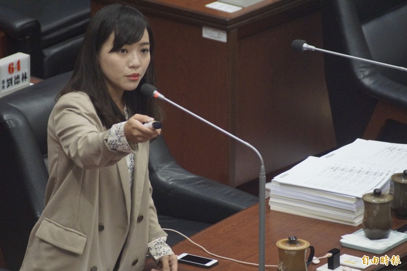 黃捷今天再度質詢自經區相關議題。(記者黃佳琳攝) 黃捷今天再度質詢自經區相關議題。(記者黃佳琳攝)
