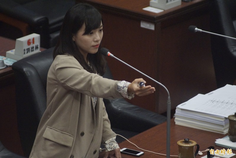黃捷連續點名多個局處首長起來答詢,就是不肯點名韓國瑜。(記者黃佳琳攝) 黃捷連續點名多個局處首長起來答詢,就是不肯點名韓國瑜。(記者黃佳琳攝)