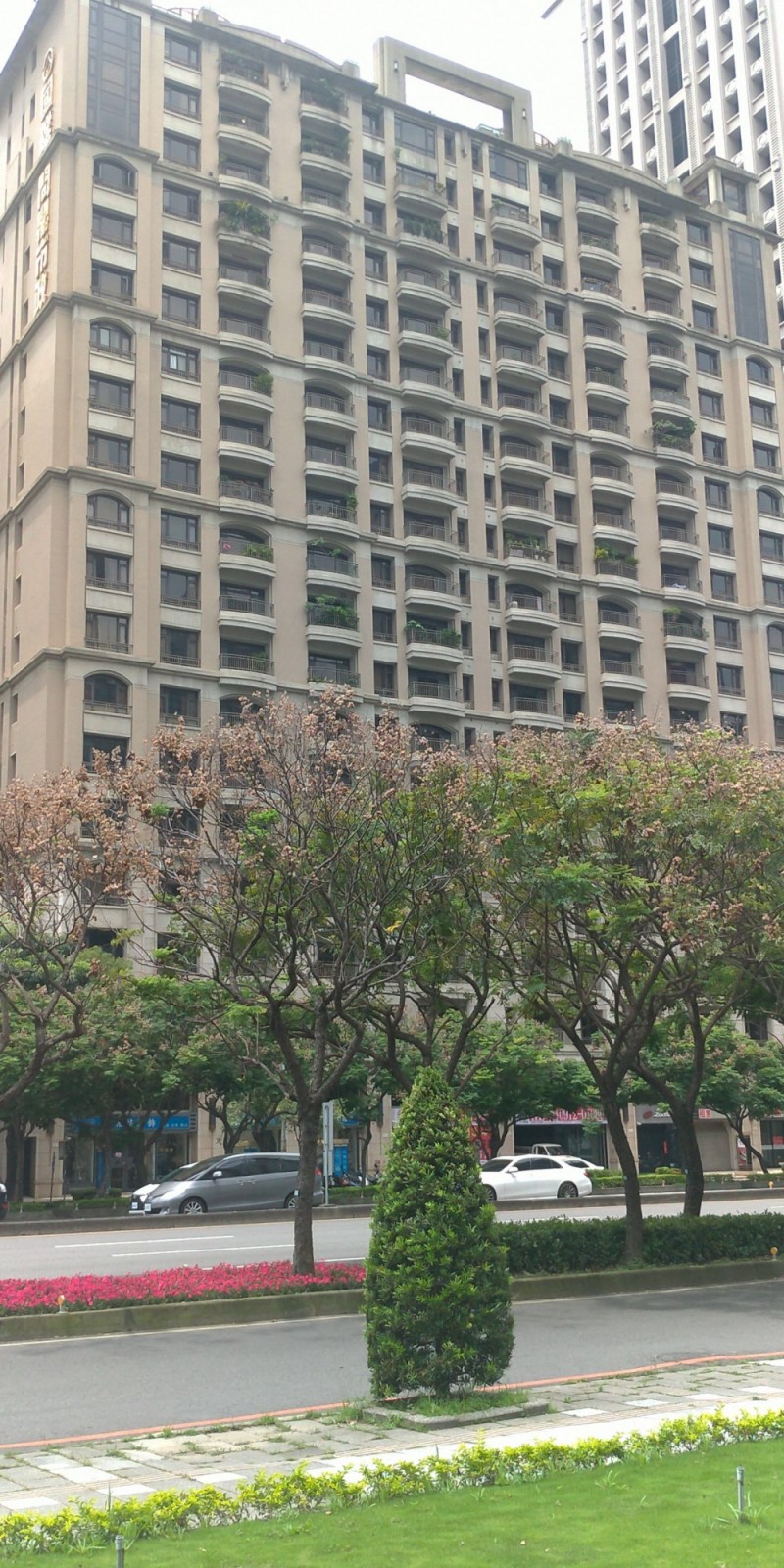 黃女自圖中大樓的10樓租住處墜樓身亡。（記者許國楨翻攝）