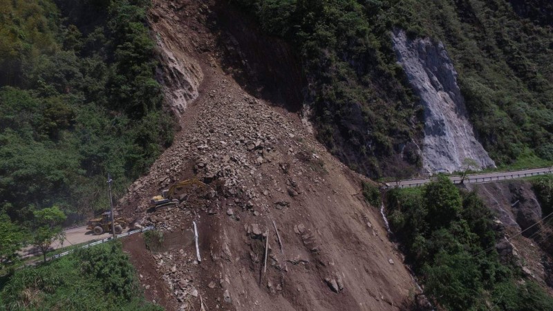 阿里山公路台18線78.3K處嚴重坍方,交通阻斷。(記者蔡宗勳翻攝) 阿里山公路台18線78.3K處嚴重坍方,交通阻斷。(記者蔡宗勳翻攝)