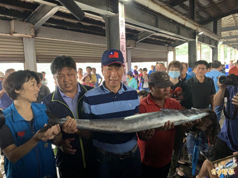 郭台銘買了石喬仔,準備回家孝敬媽媽。(記者張存薇攝) 郭台銘買了石喬仔,準備回家孝敬媽媽。(記者張存薇攝)