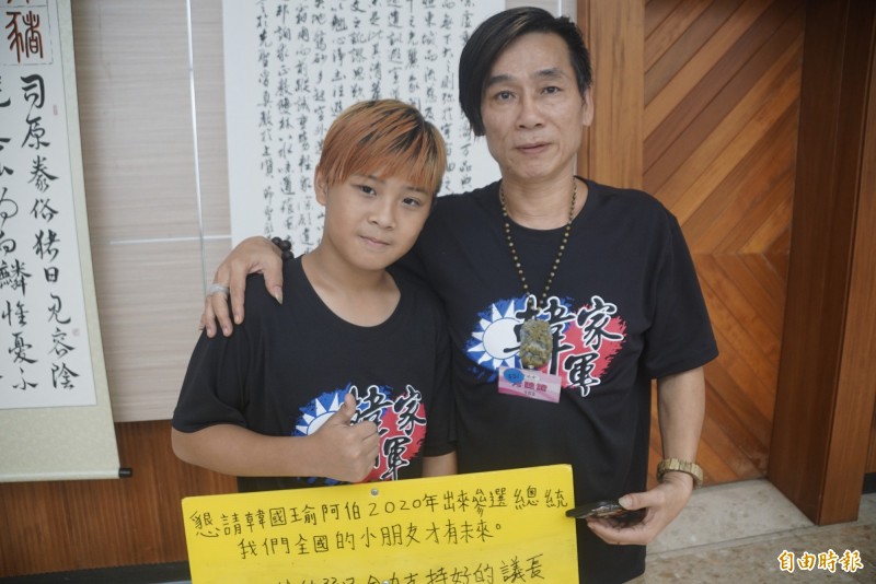 年僅12歲的小韓粉魏小弟在父親陪同下,從彰化南下高雄幫韓國瑜打氣加油。(記者黃佳琳攝) 年僅12歲的小韓粉魏小弟在父親陪同下,從彰化南下高雄幫韓國瑜打氣加油。(記者黃佳琳攝)