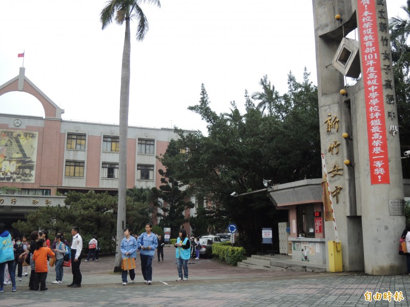 108年度國中會考本週六及週日登場,竹苗區今年有15767名考生,考場設在新竹高中和新竹女中等考場,提醒考生週五下午可看考場,應試時注意各項規定。(記者洪美秀攝) 108年度國中會考本週六及週日登場,竹苗區今年有15767名考生,考場設在新竹高中和新竹女中等考場,提醒考生週五下午可看考場,應試時注意各項規定。(記者洪美秀攝)