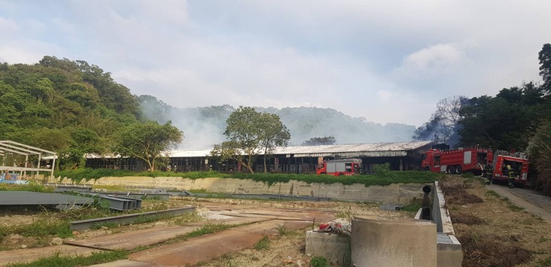 造橋鄉一處養雞場陷入火海，由於現場多易燃物，火勢一發不可收拾。（記者鄭名翔翻攝）