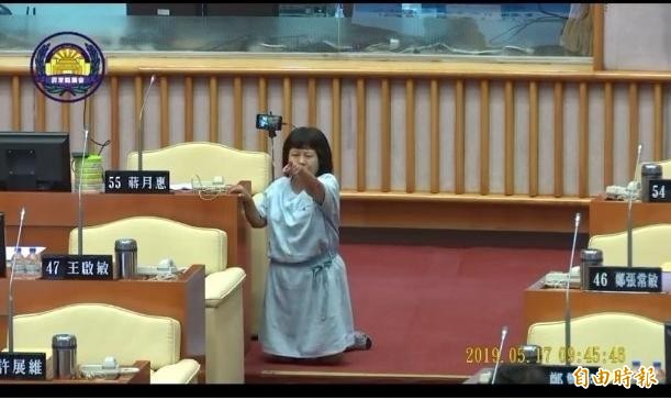 屏東縣議員蔣月惠上午質詢縣府官員時,被主持會議的縣議員唐玉琴指責不尊重大會主席,2位女議員為此在議場吵了起來,蔣月惠還一度下跪,唐玉琴則批蔣搏版面作秀,雙方你來我往,讓列席官員一臉尷尬。(翻攝縣議會官網) 屏東縣議員蔣月惠上午質詢縣府官員時,被主持會議的縣議員唐玉琴指責不尊重大會主席,2位女議員為此在議場吵了起來,蔣月惠還一度下跪,唐玉琴則批蔣搏版面作秀,雙方你來我往,讓列席官員一臉尷尬。(翻攝縣議會官網)