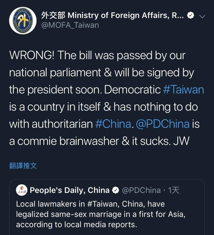 中國官媒《人民日報》沾光宣傳「中國台灣同婚合法」,外交部長吳釗燮今天直嗆其大錯特錯,因這項法案由台灣國會通過,台灣是個民主國家,「和獨裁中國一點關係也沒有,人民日報就是老共洗腦器,爛爆了!」(翻攝自推特)
中國官媒《人民日報》沾光宣傳「中國台灣同婚合法」,外交部長吳釗燮今天直嗆其大錯特錯,因這項法案由台灣國會通過,台灣是個民主國家,「和獨裁中國一點關係也沒有,人民日報就是老共洗腦器,爛爆了!」(翻攝自推特)