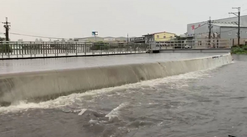 台中今天中午出現驟雨，烏日中興抽水站抽水不及，滾滾洪水溢流到路面。（記者陳建志翻攝）