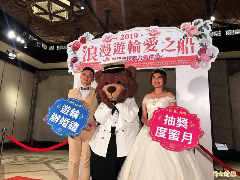 基隆市民聯合婚禮今年將在盛世公主號上舉辦,限額30對,將抽出其中5對新人,免費招待4天的郵輪蜜月之旅。(記者林欣漢攝) 基隆市民聯合婚禮今年將在盛世公主號上舉辦,限額30對,將抽出其中5對新人,免費招待4天的郵輪蜜月之旅。(記者林欣漢攝)