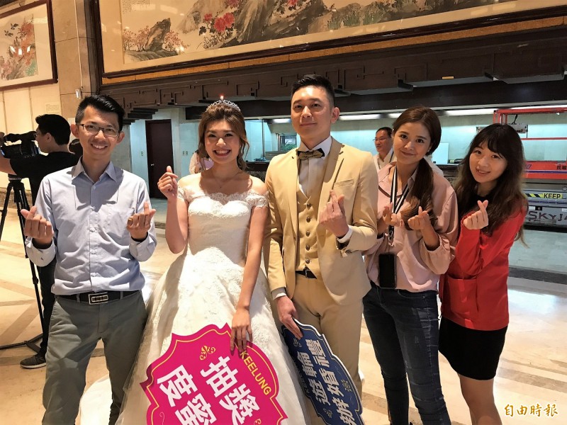 基隆市民聯合婚禮今年相當大手筆,除了在盛世公主號上舉行「西洋宮廷風」奢華婚禮,還準備了滿滿的新人賀禮。(記者林欣漢攝) 基隆市民聯合婚禮今年相當大手筆,除了在盛世公主號上舉行「西洋宮廷風」奢華婚禮,還準備了滿滿的新人賀禮。(記者林欣漢攝)
