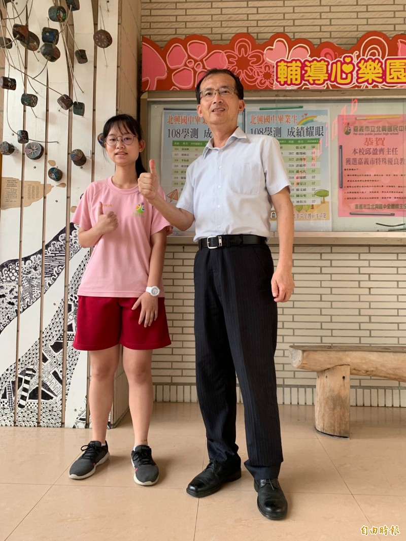 嘉市北興國中學生劉倖孜（左）獲2019年總統教育獎，校長張金龍（右）為她賀采。（記者丁偉杰攝）