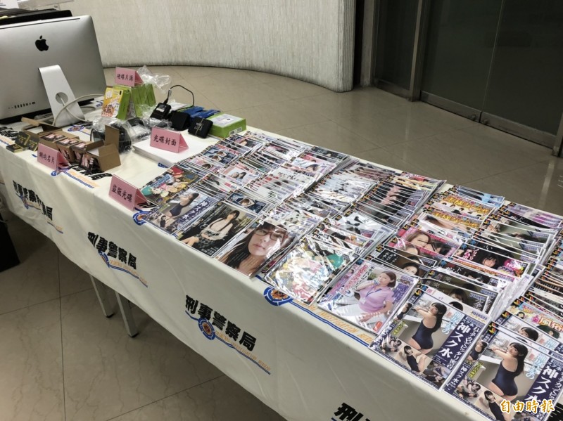 查扣AV光碟3萬餘片、網站主機13部。（記者邱俊福攝）