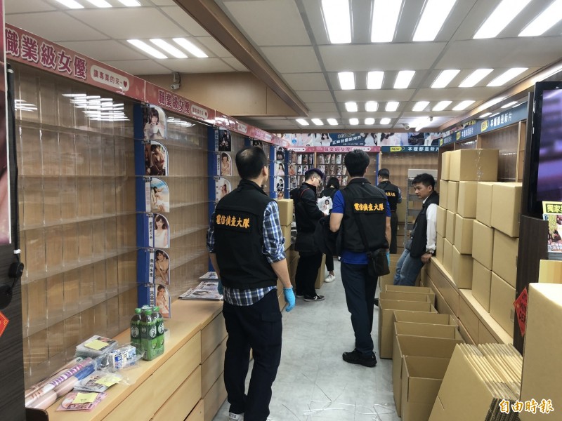 警方搜索店面。（記者邱俊福翻攝）