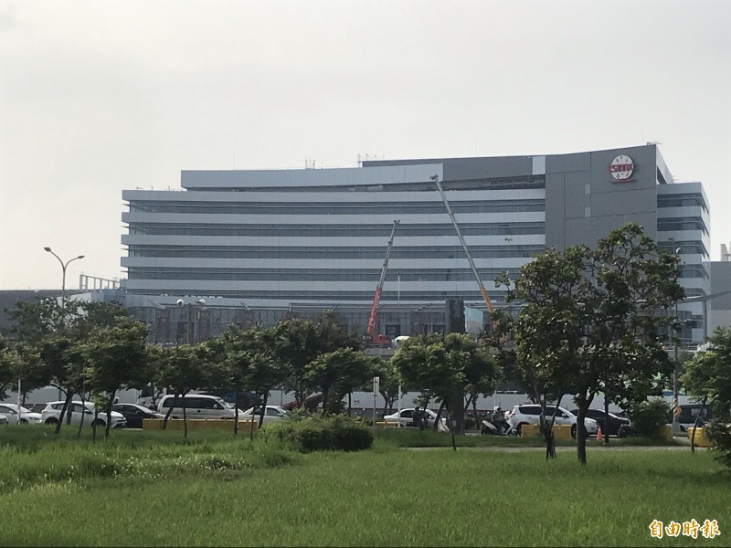 南科台積電18廠下午驚傳工安意外,2名工人ohca送醫急救中。(記者萬于甄攝) 南科台積電18廠下午驚傳工安意外,2名工人ohca送醫急救中。(記者萬于甄攝)