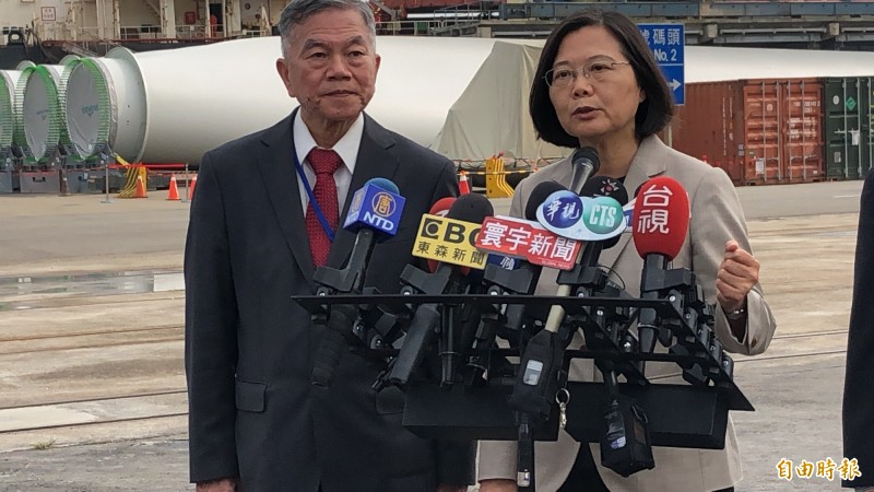 台北市長柯文哲說,總統大選只要考風電價格這一題,民進黨就很難回答了。蔡英文今天回應說,風電需要學習及建置初期成本及價格確實會比較高,目前社會都已理解,柯文哲不清楚的話,可以向經濟部請教,「It’s science」!(記者歐素美攝) 台北市長柯文哲說,總統大選只要考風電價格這一題,民進黨就很難回答了。蔡英文今天回應說,風電需要學習及建置初期成本及價格確實會比較高,目前社會都已理解,柯文哲不清楚的話,可以向經濟部請教,「It’s science」!(記者歐素美攝)