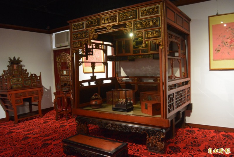 「林獻堂博物館」裡面展示約150年歷史，同治年間林獻堂阿嬤羅太夫人睡的紅眠床。（記者陳建志攝）